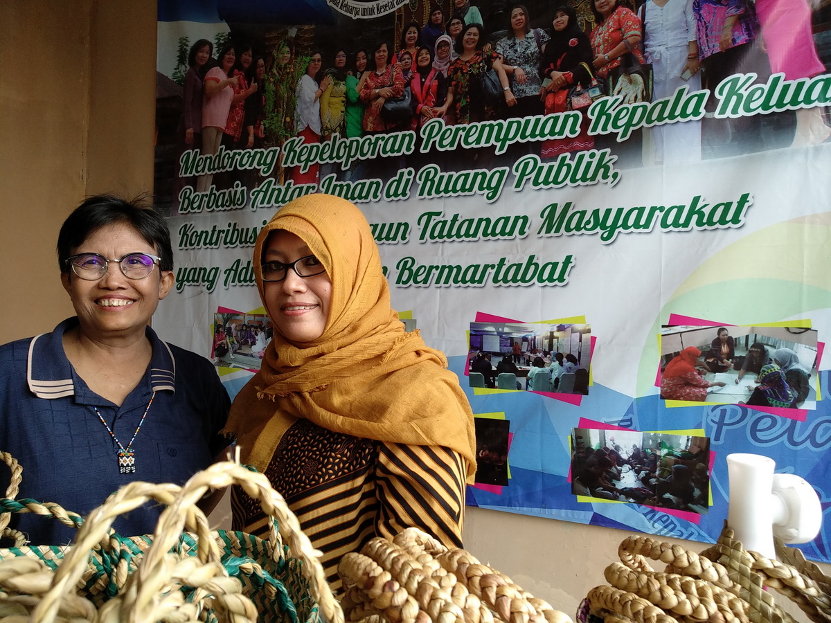 Ida Mawardi dan Mariatul di depan galeri yang mereka gagas. © Budi Kurniawan